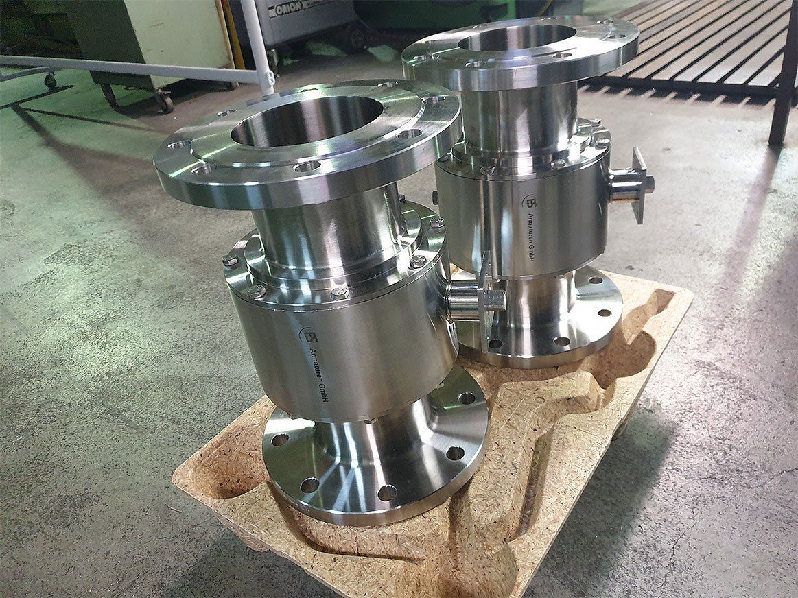 Zwei ESB-Metallteile